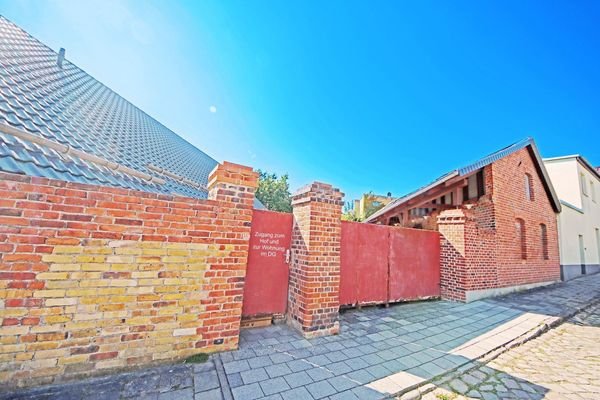 Zufahrt / Straßenseite