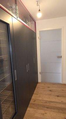 Diele mit Einbauschrank u. Weinkühler