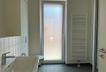 Bad mit bodentiefem Fenster