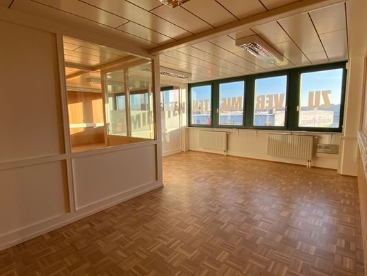 Kleiner Büroraum mit Fensterfront
