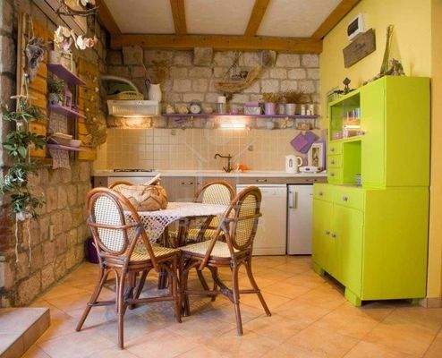 Die Steinwände versprühen ein magisches Flair