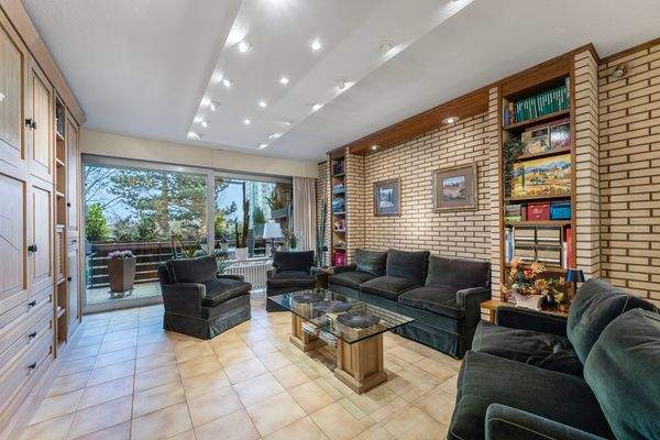 Wohnzimmer mit Balkonzugang