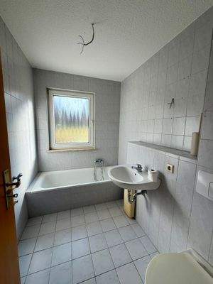 Helles Badezimmer mit Fenster