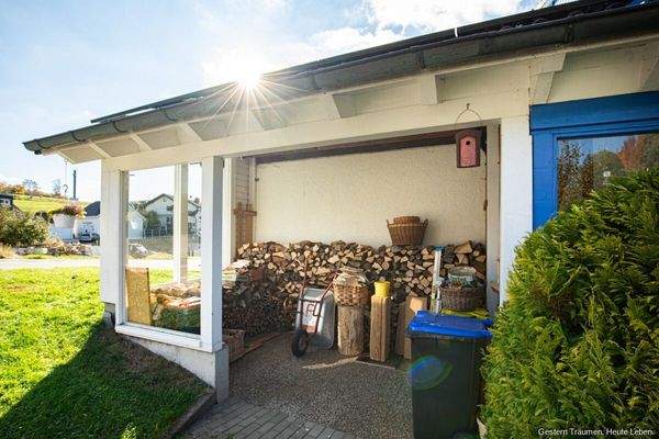 überdachtes Holzlager