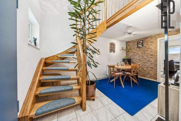 Eingangsbereich mit Galerietreppe