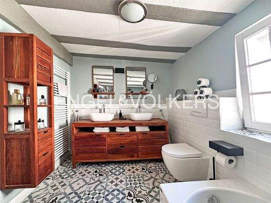 Bad mit Dusche und Wanne im OG