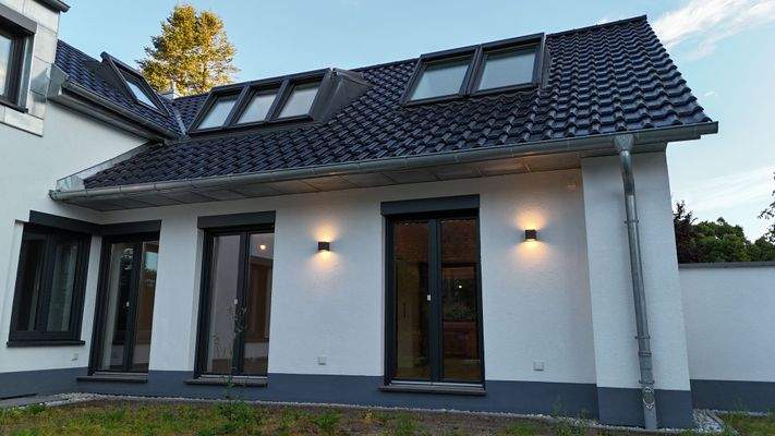 Hausansicht Gartenbereich  - Aufnahme bei Tag