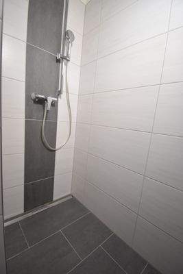 12 Bad mit Dusche.JPG