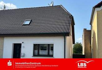 straßenseitige Gebäudeansicht