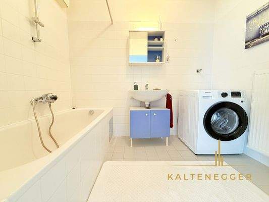 Bad 4,82 m² mit Wanne und Waschmaschine