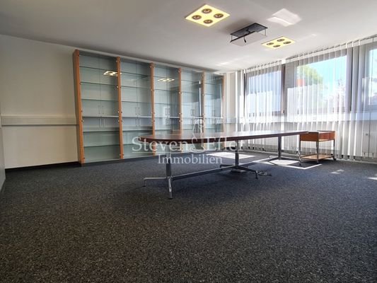 ausgestatteter Besprechungsraum