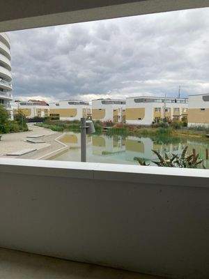 Blick auf modernen Seepark