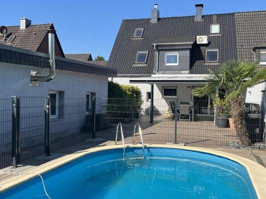 Die Rückansicht samt Pool