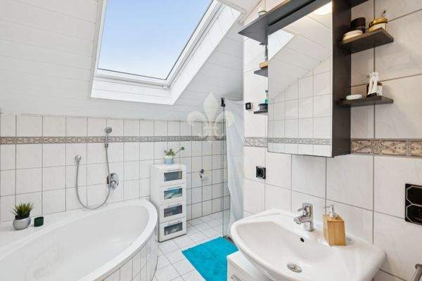 Badezimmer mit Eckbadewanne & Dusche