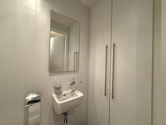 Toilette mit Waschfunktion / Deckenspots