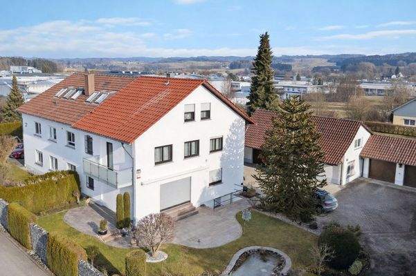 Gebäudeansicht mit Garten