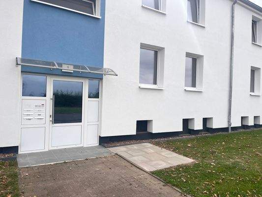 Eingang zu Mehrfamilienhaus