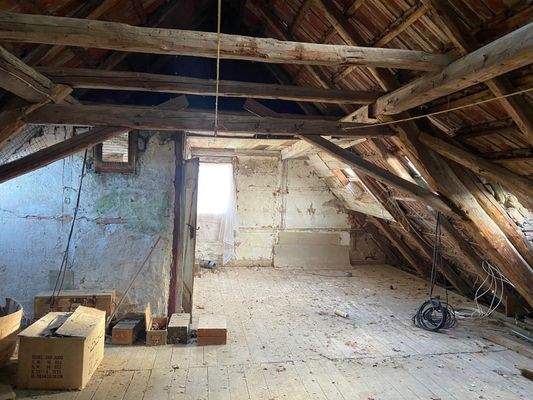 Wohnhaus Dachboden Bild 1