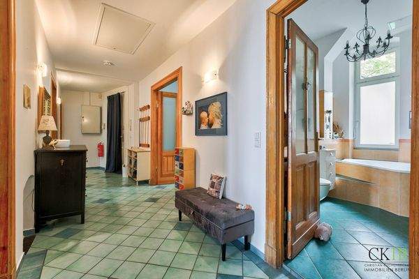 Flur und Zugang zum Badezimmer