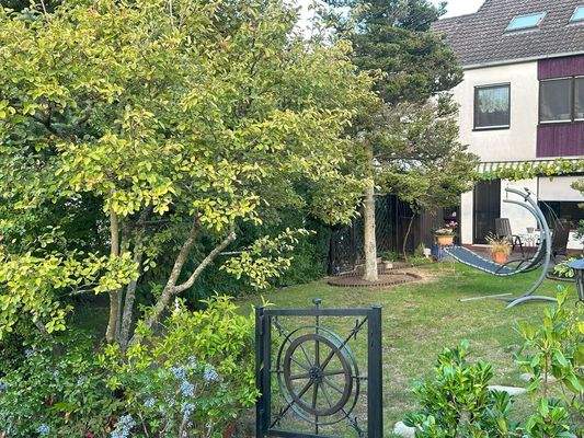 Garten mit Hausansicht