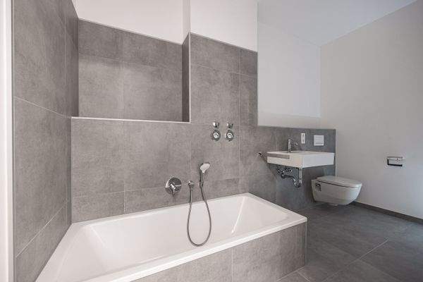 Modernes Badezimmer mit hochwertigen Armaturen und Badewanne