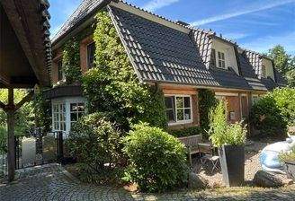 Haus seitlich von vorn