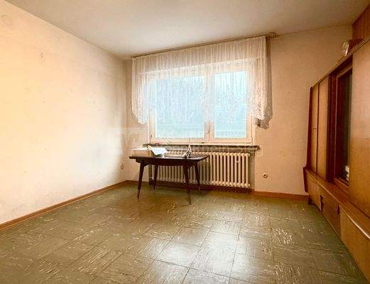 Zimmer mit Fenster 1.OG.jpg