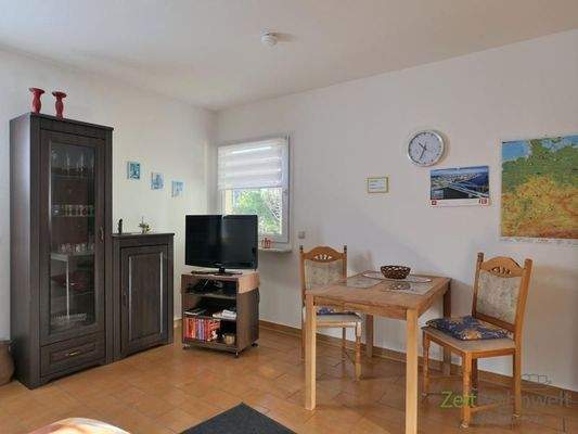 Schrankwaand, TV und Esstisch