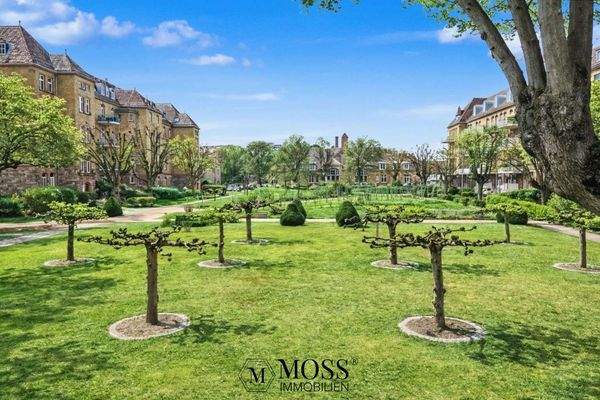 Parkansicht Ausgang Garage - KI bearbeitet (sommerlicher) 