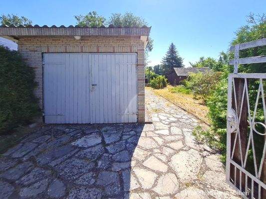 Grundstückszufahrt mit Garage in Holzständerbauweise