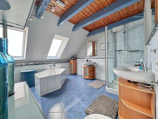 Helles Badezimmer in DG-Wohnung