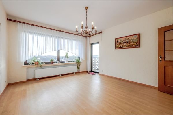 Wohnzimmer mit Ausgang Balkon