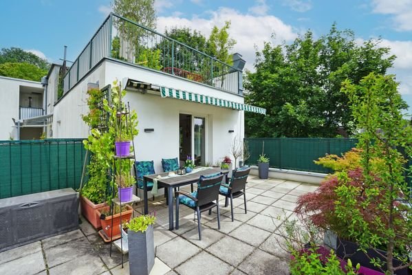 ca. 37 m² große Dachterrasse mit Blick ins Grüne und auf Schloß Laudon