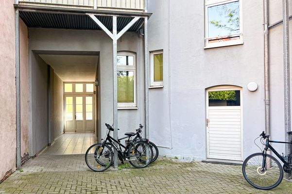 Hausdurchfahrt und Hoftür
