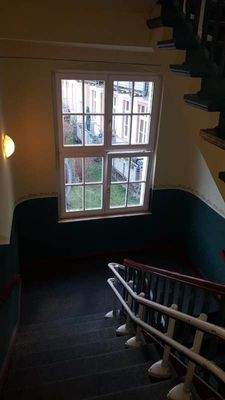 Treppenhaus mit Fensterblick