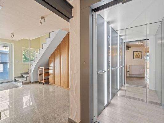 Treppenhaus mit Aufzug