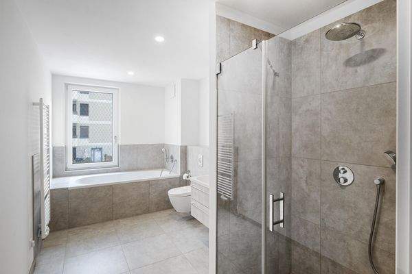 Vollbad mit Wanne, Regendusche und Handtuchheizkörper