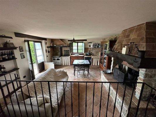 Wohnzimmer mit Kamin