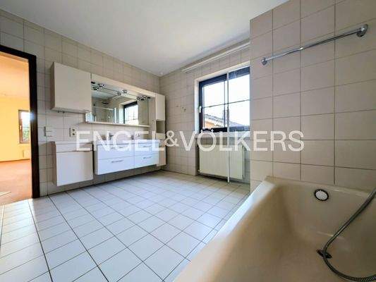 Badezimmer mit Wanne und Dusche
