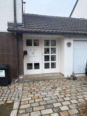 Eingang mit weißer Haustür