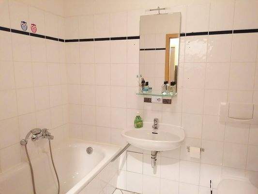 gefliestes Bad m. Wanne u. Waschmaschinenanschluss