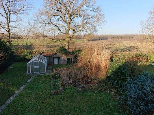 Blick in den Garten und über die angrenzenden Felder