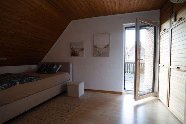 Schlafzimmer mit Zugang zum Balkon