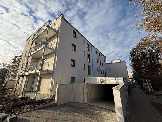 Objektansicht mit Tiefgarageneinfahrt