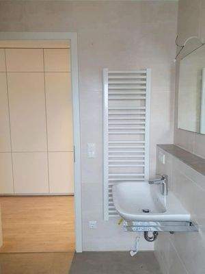 mit Handtuchheizkörper, Wandspiegel, etc.