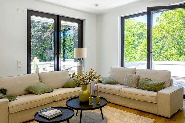 Wohnzimmer mit Zugang zur Dachterrasse