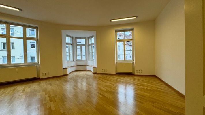 Raum 4 - Größe 39,58 m² mit Erker