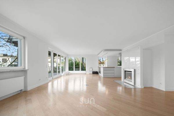 LICHTDURCHFLUTETES WOHNZIMMER 