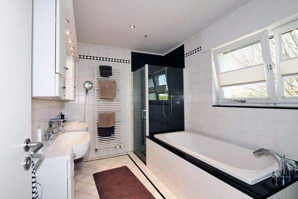 Modernes Bad mit Tageslichtfenster