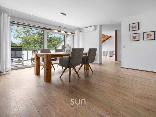 Lichtdurchflutetes Wohnzimmer 